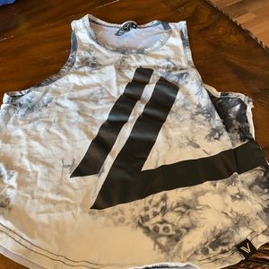 Vull sport. Dolphin hem tank.